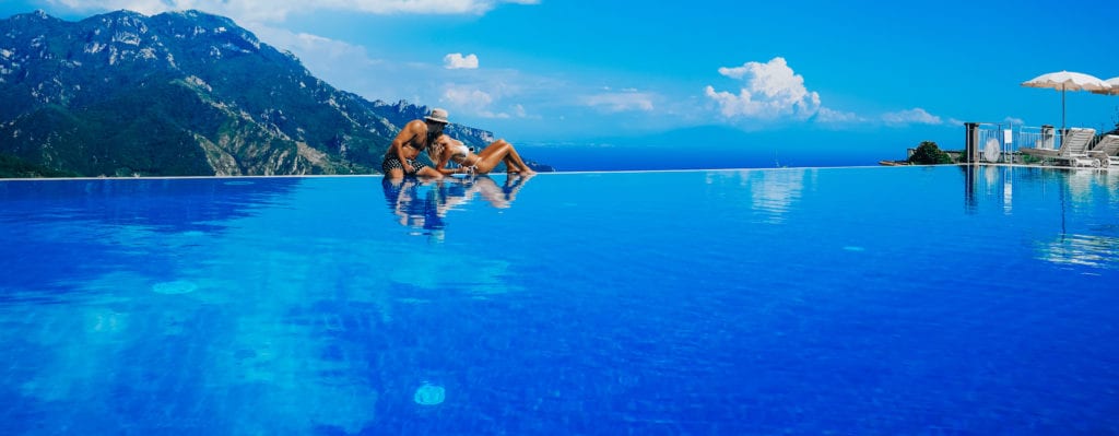 jetset-christina-travel-couple-amalfi-coast-italy-infinity-pool-edge